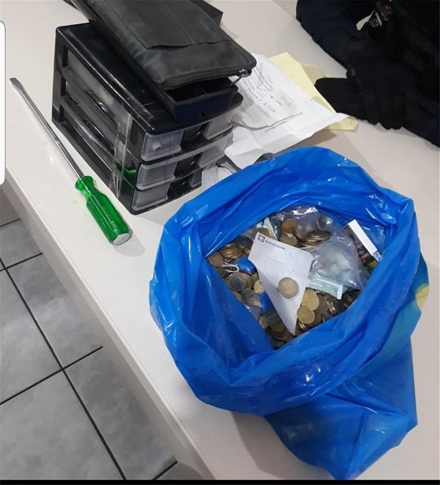 Χολιγουντιανή καταδίωξη της Αστυνομίας- Κυνήγησαν και συνέλαβαν “πειραγμένη” Mercedes με δύο διαρρήκτες 6 katadiwksi1