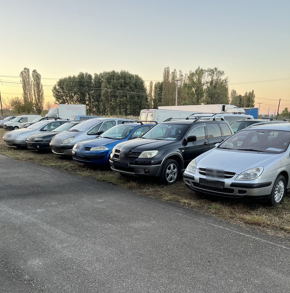 Τους παρακολουθούσαν επί 1,5 χρόνο! Συνελήφθησαν 9 άτομα και αναζητούνται αλλά 10. Έγκλειστος στις φυλακές Χανίων ο "εγκέφαλος". Ο τιμοκατάλογος για το ταξίδι λαθρομεταναστών από την Τουρκία στην Ελλάδα, τα 900.000 ευρώ κέρδη και τα 27 κλεμμένα αυτοκίνητα. Συλλήψεις και έφοδοι σε Αθήνα και Θεσσαλονίκη 2 01