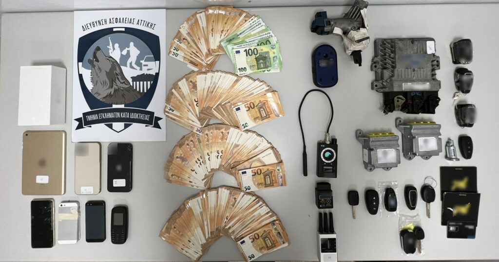 Τους παρακολουθούσαν επί 1,5 χρόνο! Συνελήφθησαν 9 άτομα και αναζητούνται αλλά 10. Έγκλειστος στις φυλακές Χανίων ο "εγκέφαλος". Ο τιμοκατάλογος για το ταξίδι λαθρομεταναστών από την Τουρκία στην Ελλάδα, τα 900.000 ευρώ κέρδη και τα 27 κλεμμένα αυτοκίνητα. Συλλήψεις και έφοδοι σε Αθήνα και Θεσσαλονίκη 3 02