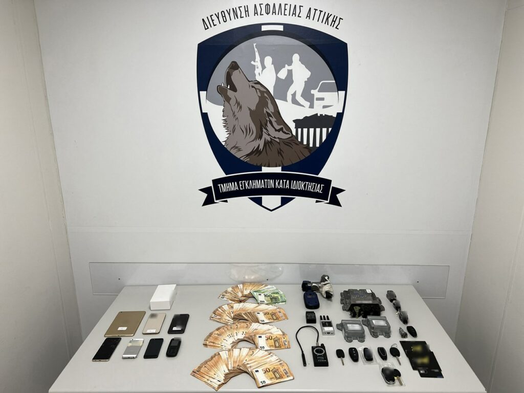 Τους παρακολουθούσαν επί 1,5 χρόνο! Συνελήφθησαν 9 άτομα και αναζητούνται αλλά 10. Έγκλειστος στις φυλακές Χανίων ο "εγκέφαλος". Ο τιμοκατάλογος για το ταξίδι λαθρομεταναστών από την Τουρκία στην Ελλάδα, τα 900.000 ευρώ κέρδη και τα 27 κλεμμένα αυτοκίνητα. Συλλήψεις και έφοδοι σε Αθήνα και Θεσσαλονίκη 4 03